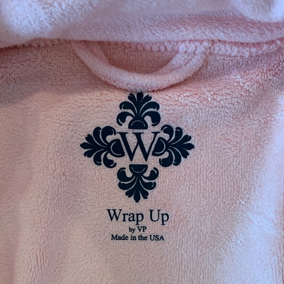 Wrap Up by VP Short Bridesmaid Robe - Picture 4 of 7